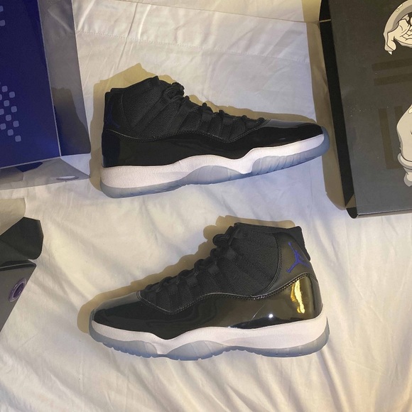 Air Jordan 11 - Picture 4 of 8